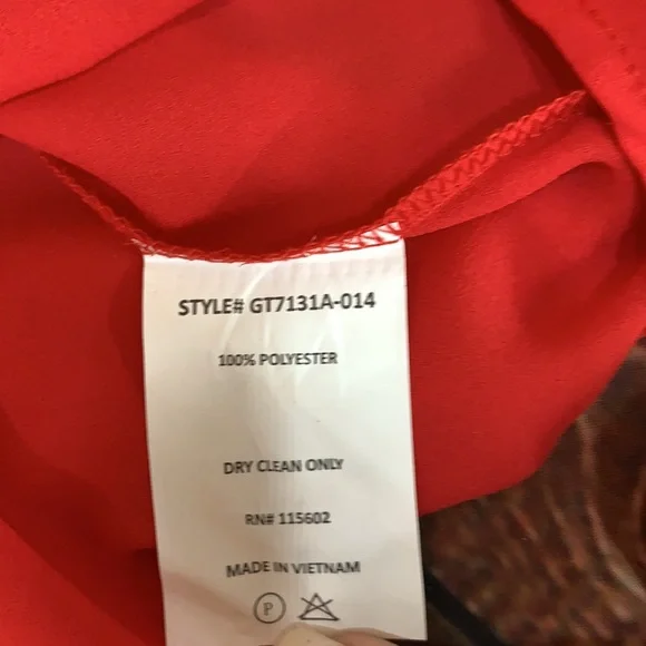 SzM Gibson Latimer Red V-Neck Top NWT - Picture 6 of 7